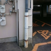 広島で外壁塗装【みなが公民館様［配管塗装工事］】施工前のイメージ1