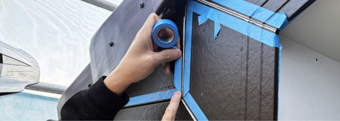 外壁にマスキングテープを貼る