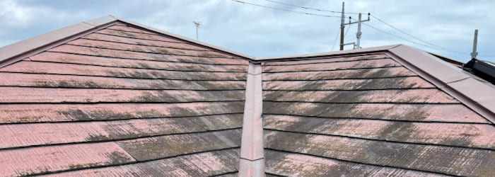 スレート屋根の劣化症状：①色あせ・ツヤ消失
