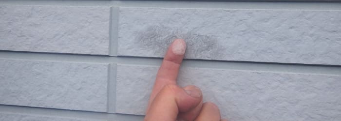 外壁に白い粉がつく（チョーキング）