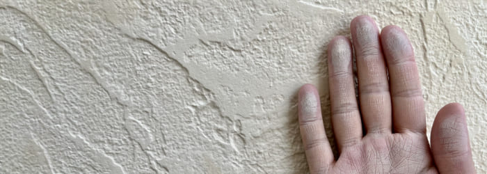 外壁に白い粉がつく（チョーキング）