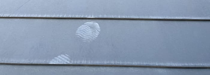 スレート屋根の劣化症状：②チョーキング（白い粉が付く）