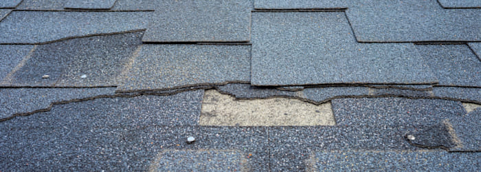 スレート屋根の劣化症状：④ひび割れ・欠け・ズレ