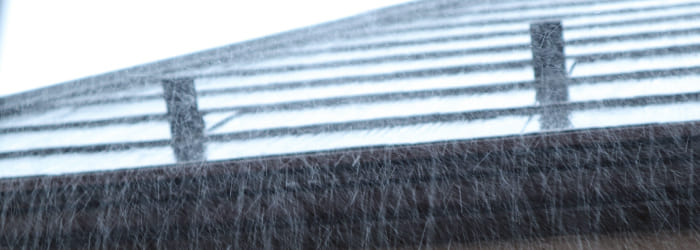 スレート屋根は３層で雨を防いでいる