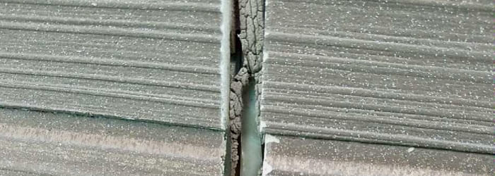 サイディングの目地コーキングのひび割れ